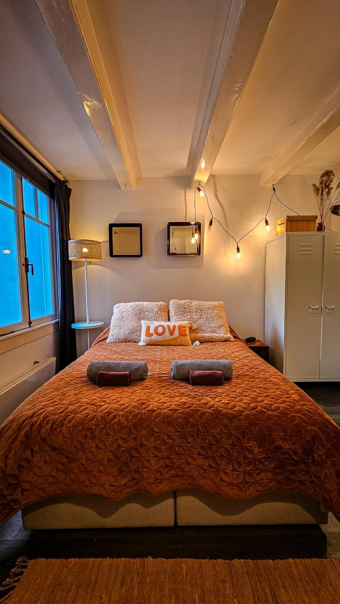 En-suite In Historic Canalhouse From 1729 *