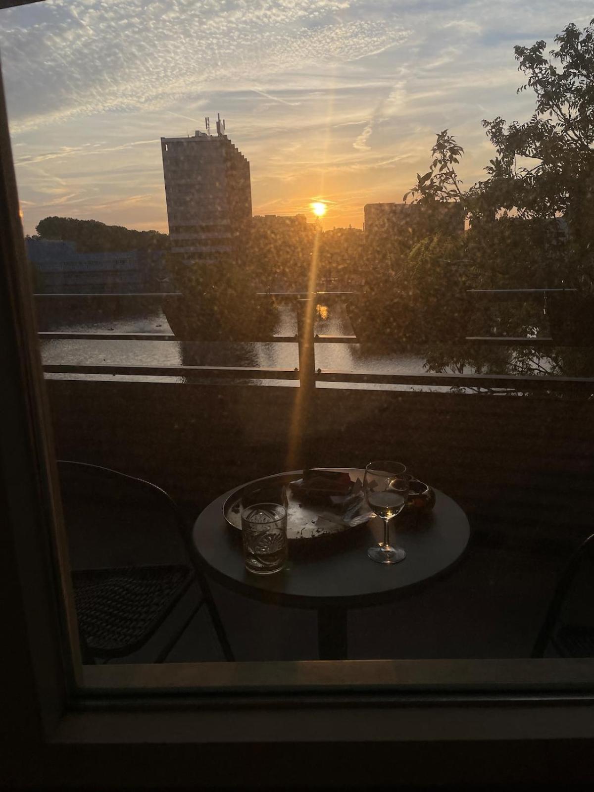 Large West With Balcony *