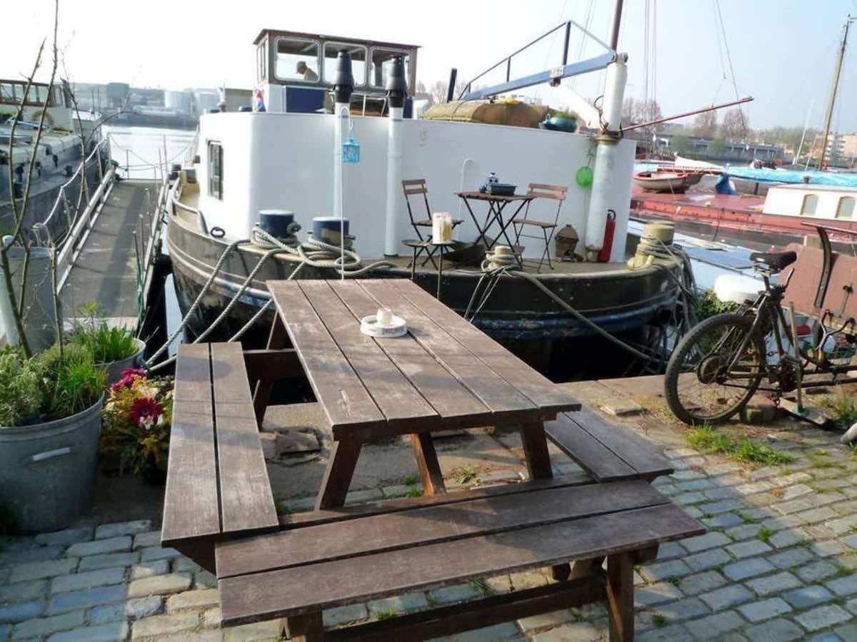 Houseboat Captain's Quarters In Harbour Bateau-hôtel