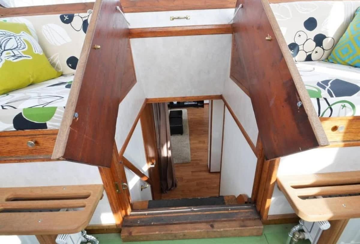 Bateau-hôtel Houseboat Captain's Quarters In Harbour *
