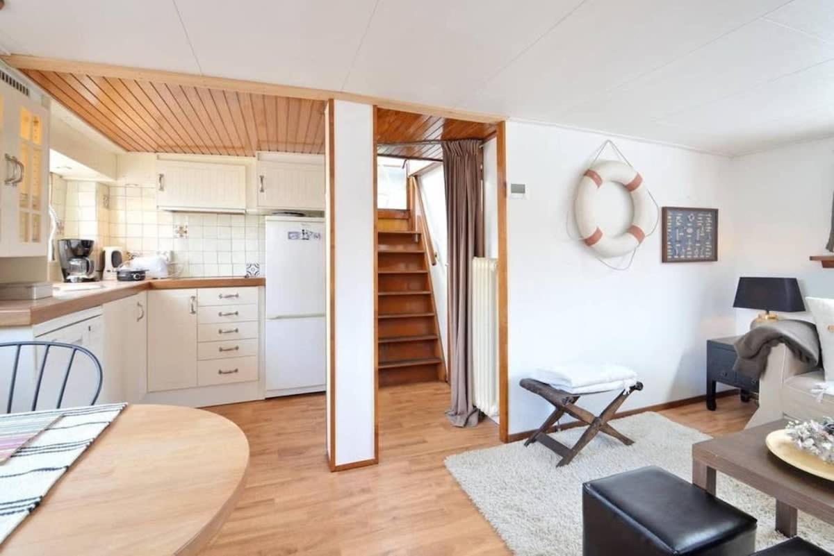 Houseboat Captain's Quarters In Harbour Bateau-hôtel *