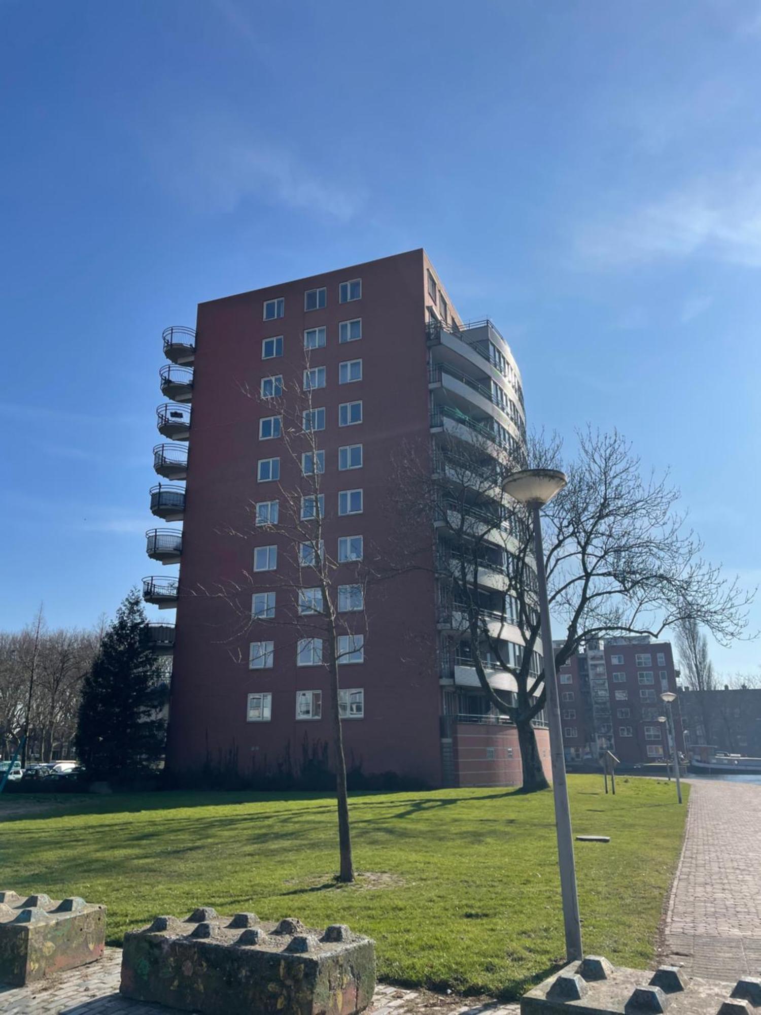 Large West With Balcony *