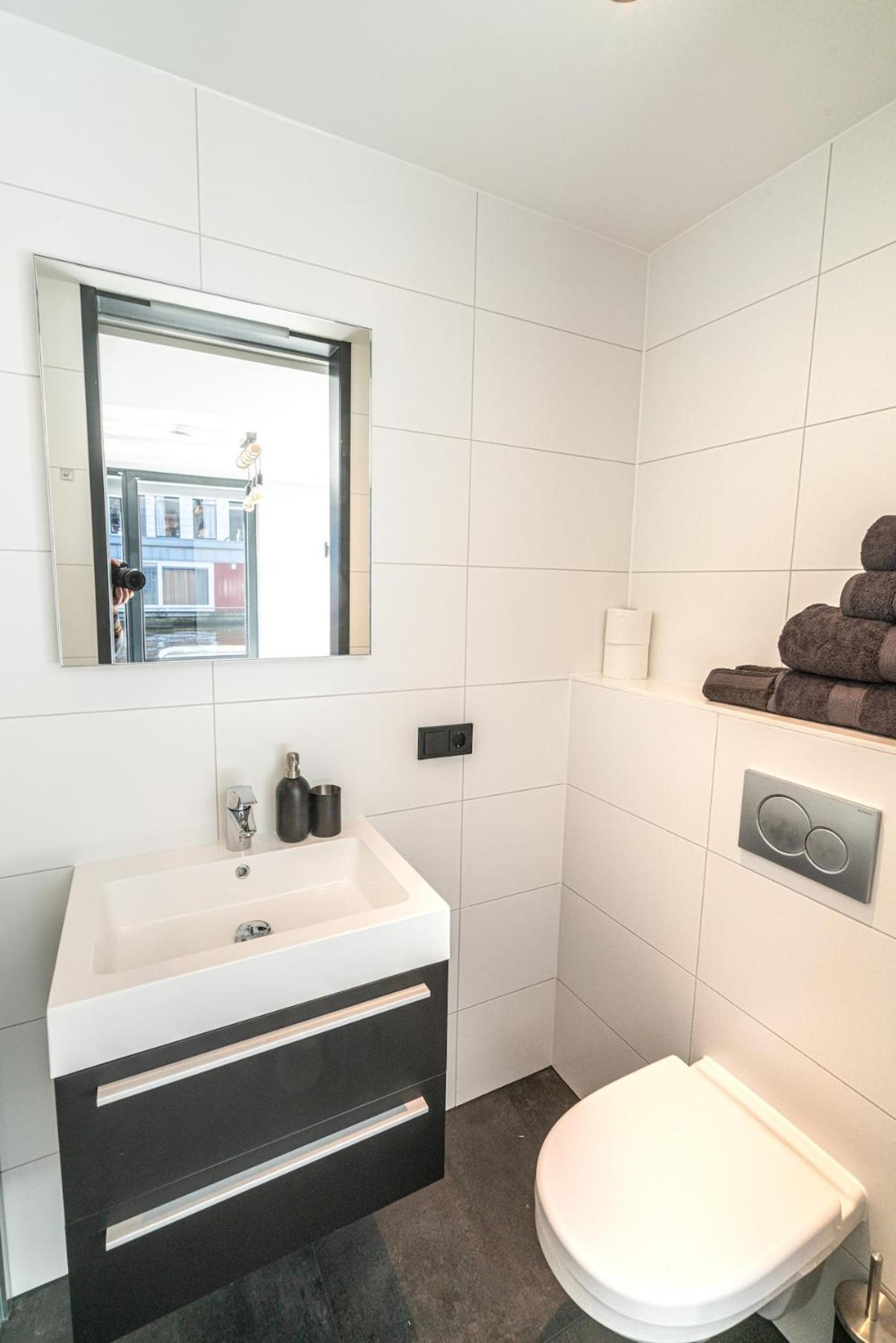 2 Houseboat Prinsengracht Bed & Breakfast *