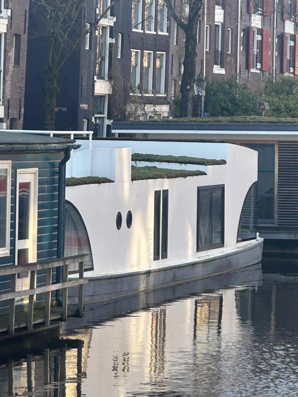 Houseboat The Floating Nest *