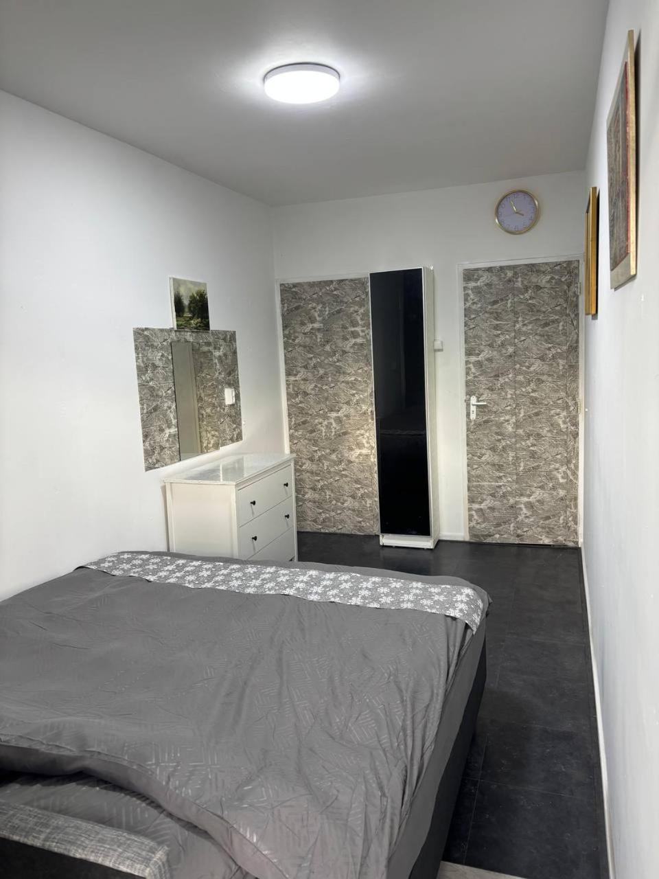 Entire In A Shared In Noord Close To The Center Station Apartment *