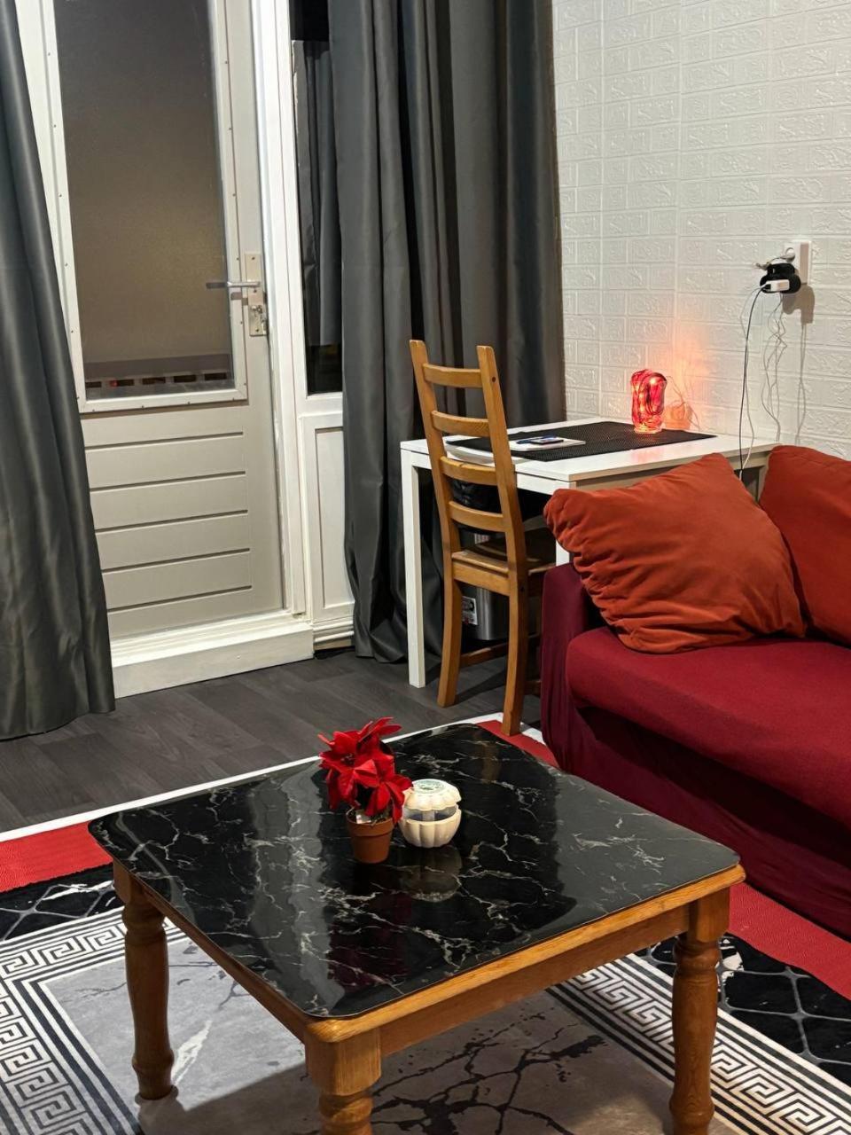 Entire In A Shared In Noord Close To The Center Station Apartment