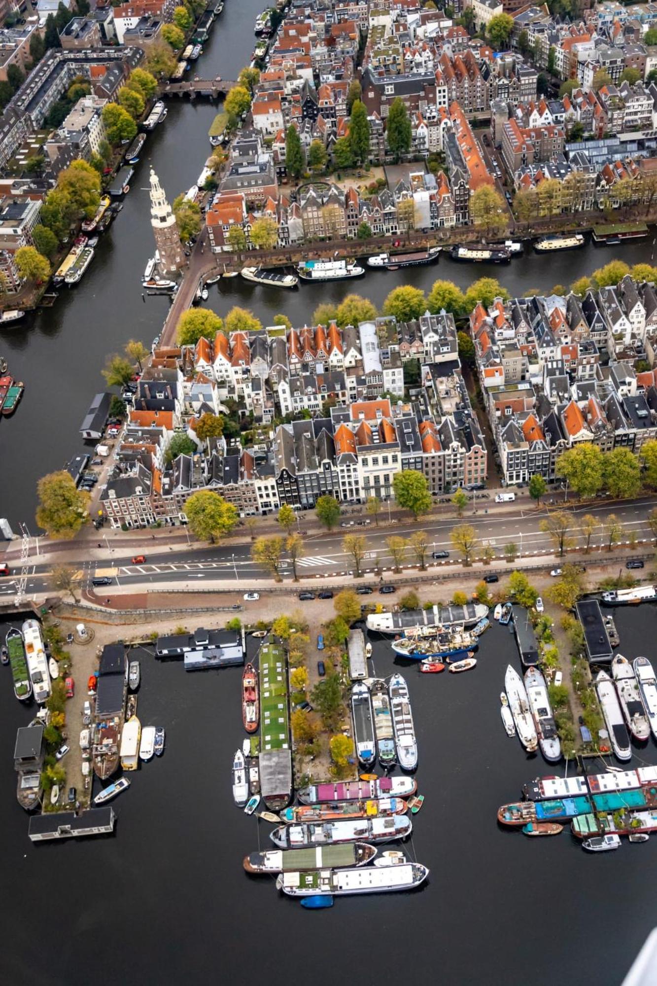 Houseboat-amsterdam-classic