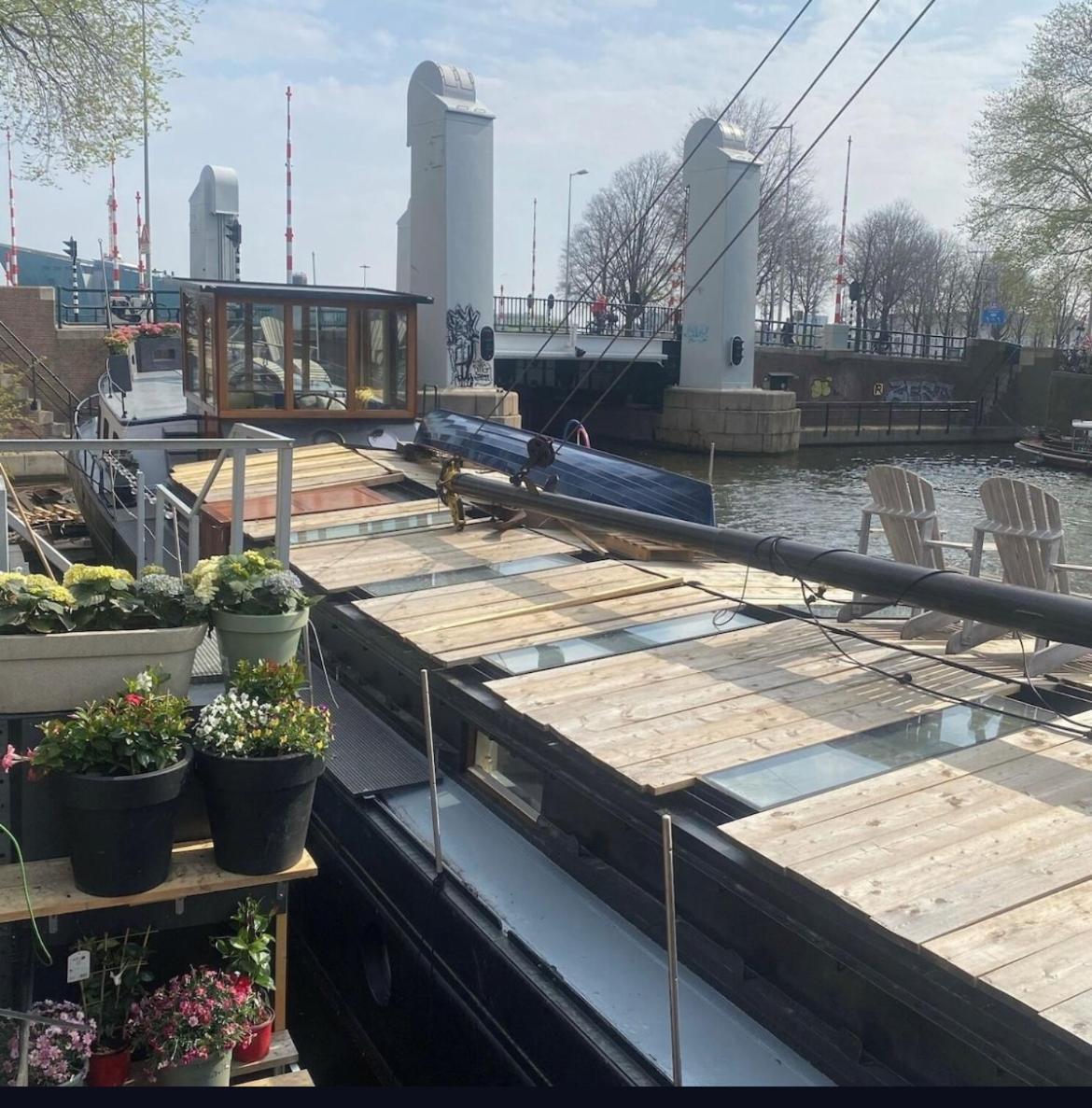 Houseboat Reussi *