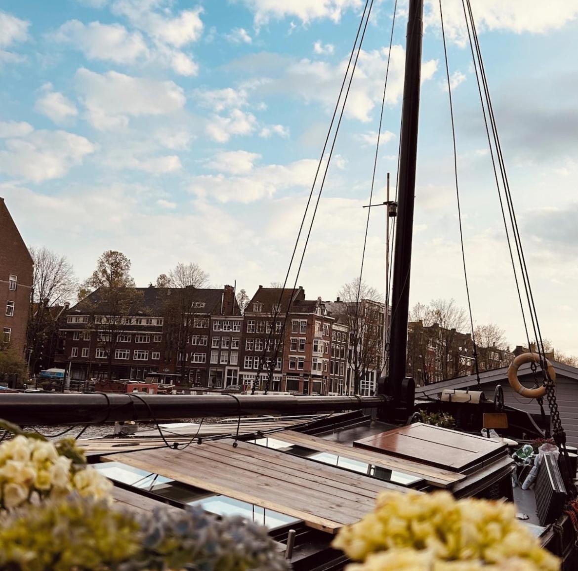 Houseboat Reussi Bed & Breakfast