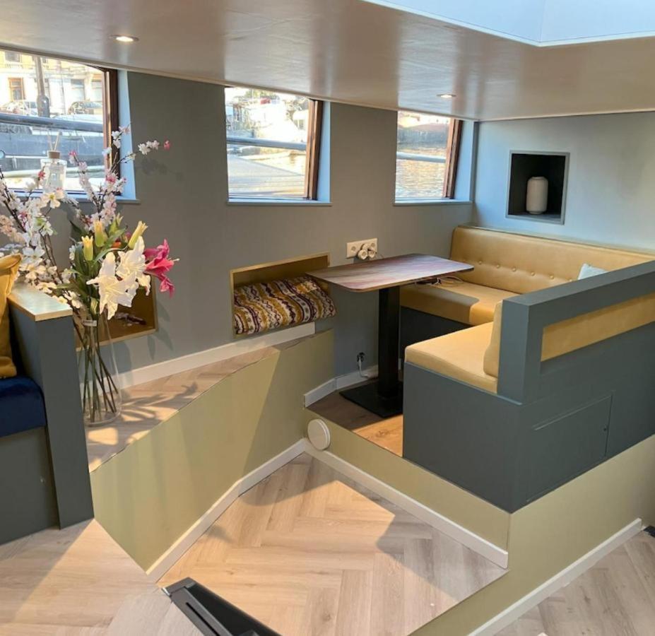 Houseboat Reussi Amsterdam