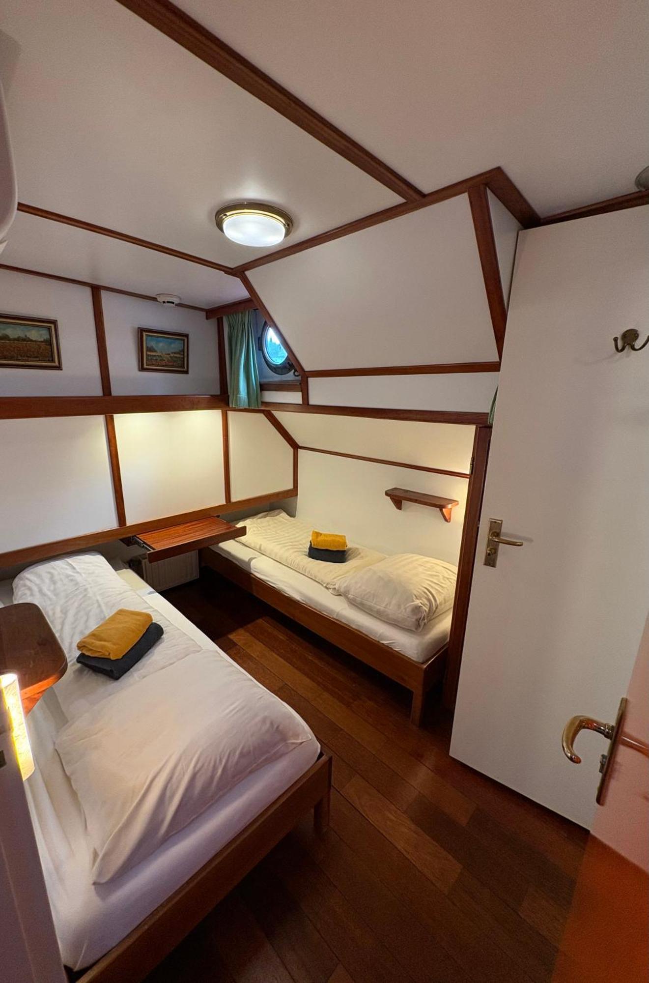 Hotelboot Zwaan Amsterdam