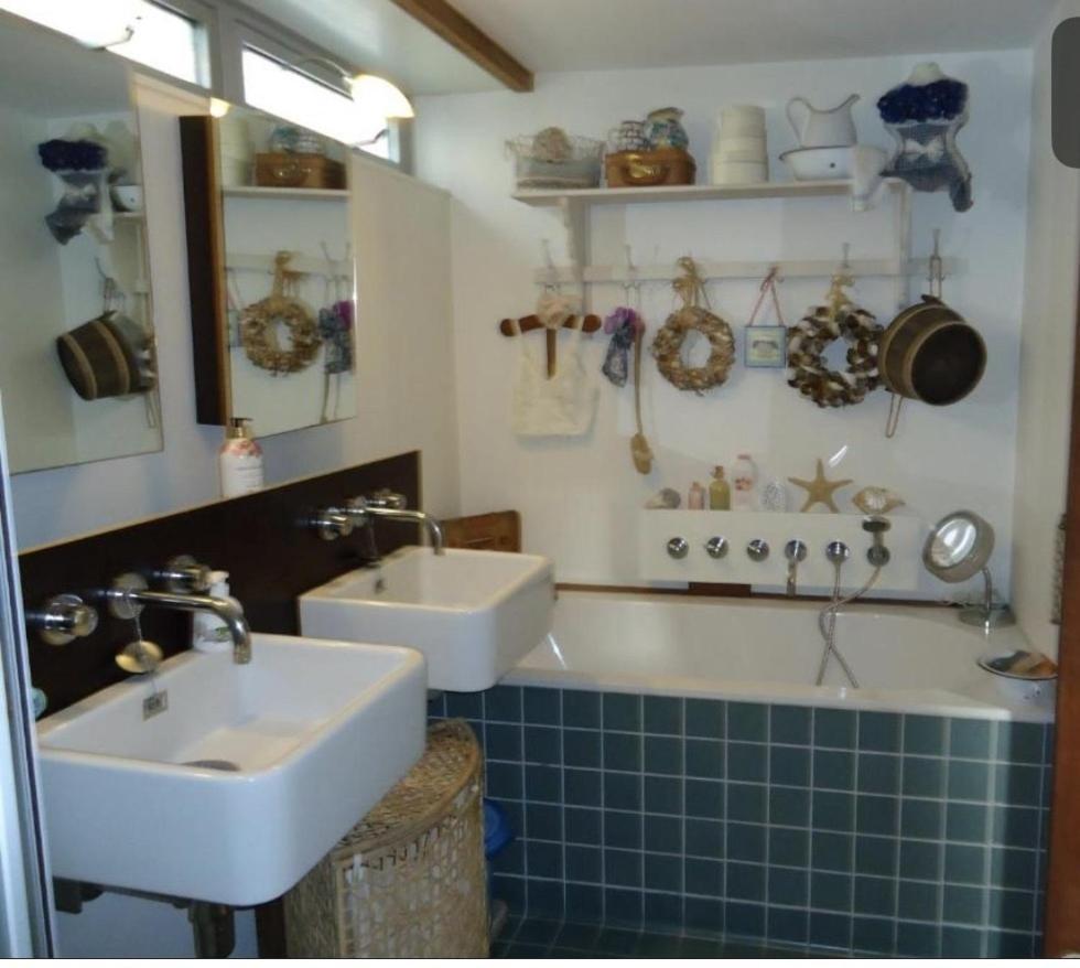Anna's Houseboat Bed & Breakfast *