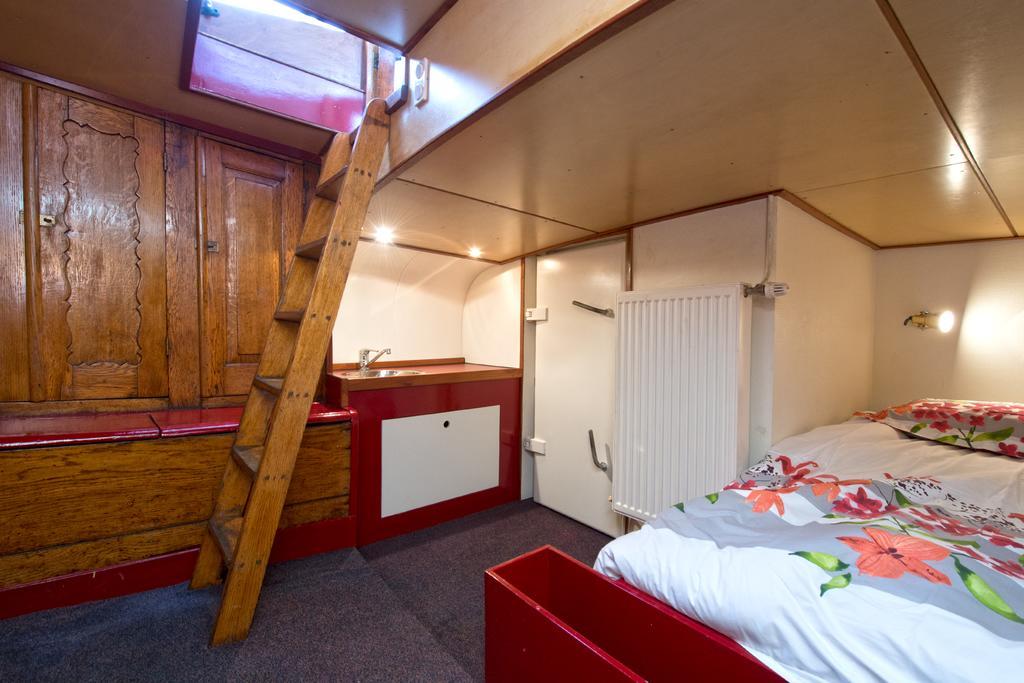 Botel The Red House