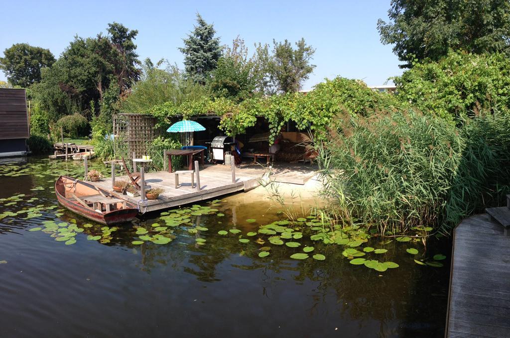 Houseboat Between Windmills Bed & Breakfast *