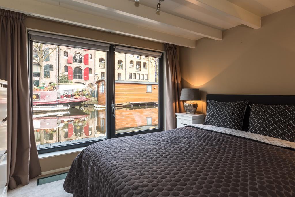 Houseboat-apartment Sumatra Amsterdam