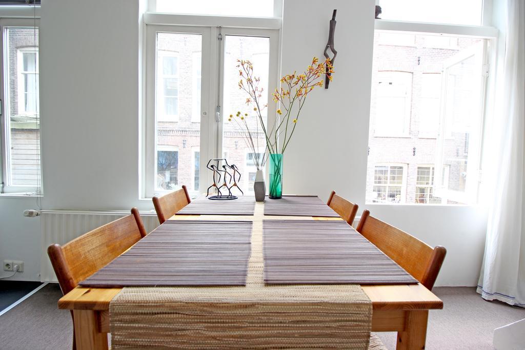 Beautiful 2 Floor Vondelpark Apartment. Bed & Breakfast Amsterdam