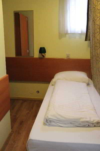 Dam Hotel 2*