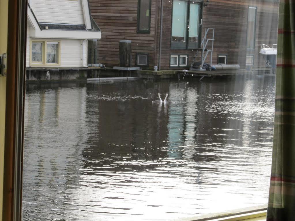 Houseboat Under The Mill Botel