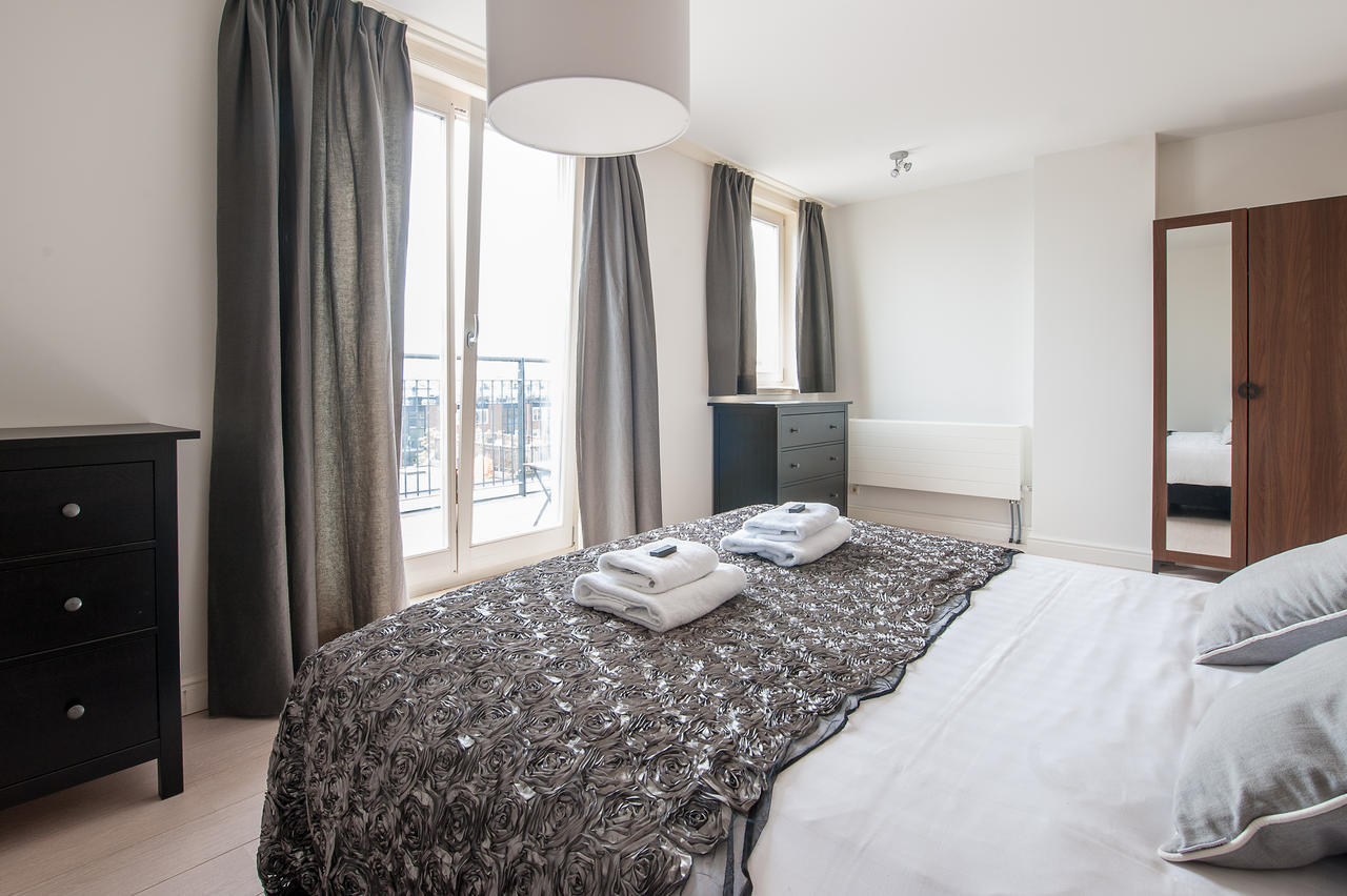 Appartement Short Group Dapper Market Serviced