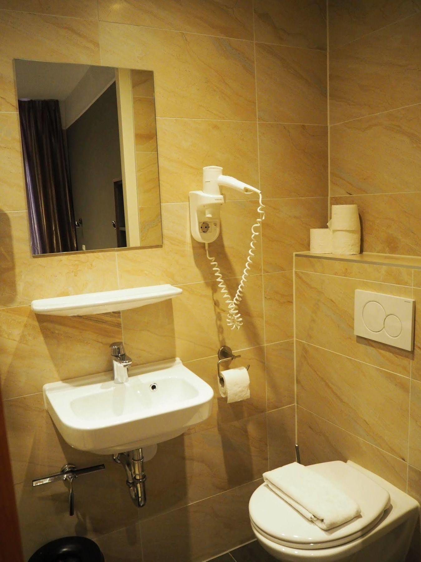 Blossoms Hotel 2*