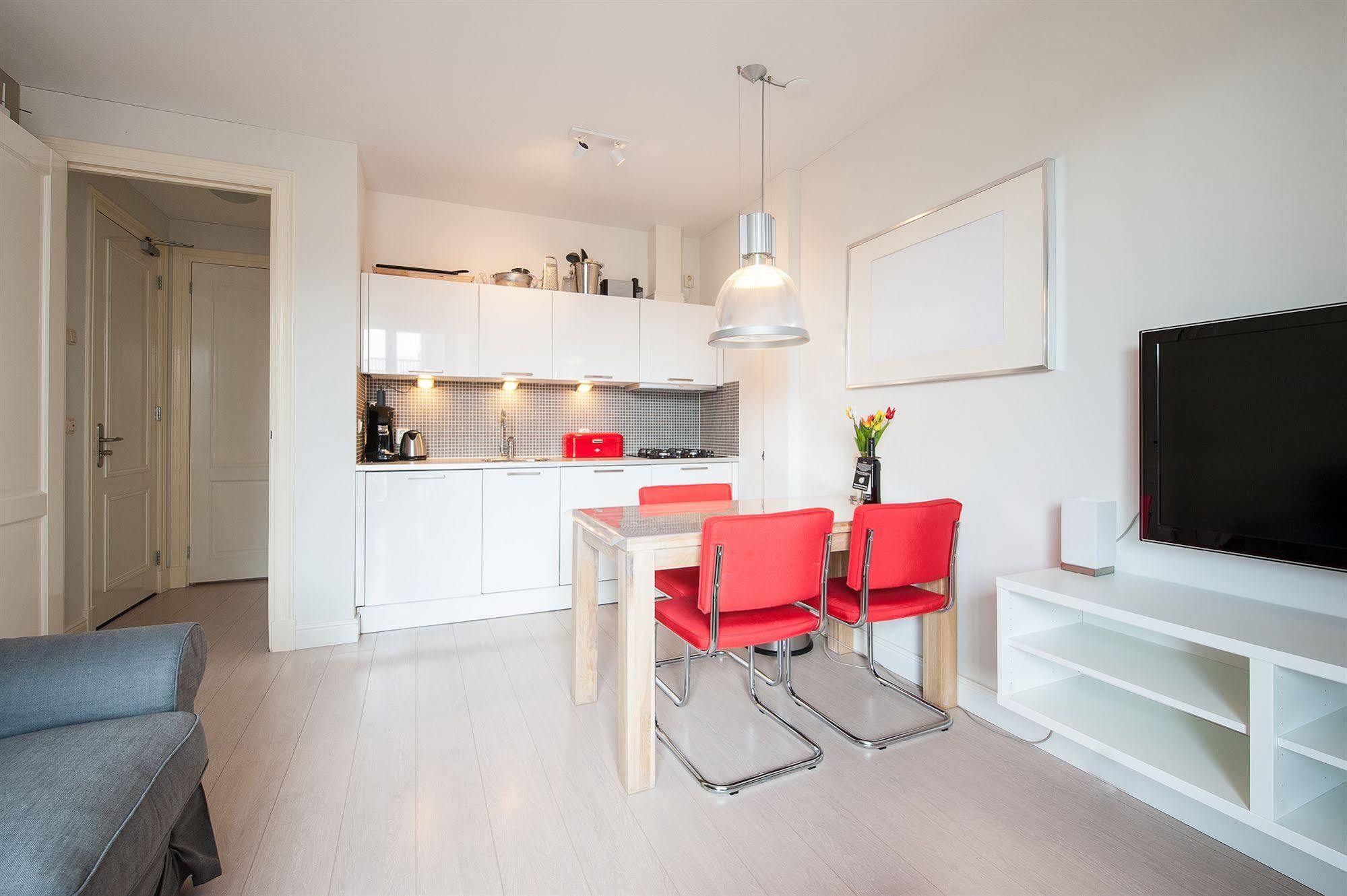 Appartement Short Group Dapper Market Serviced *