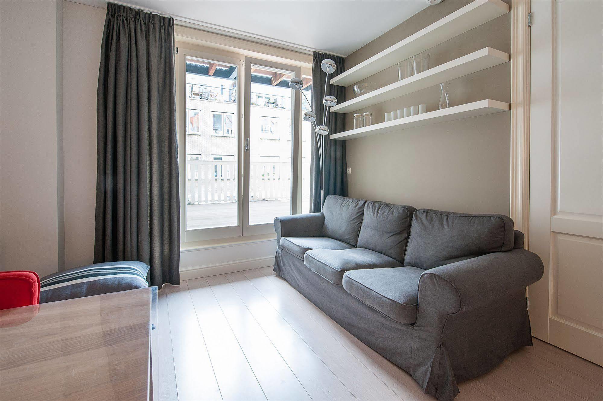 Short Group Dapper Market Serviced Appartement