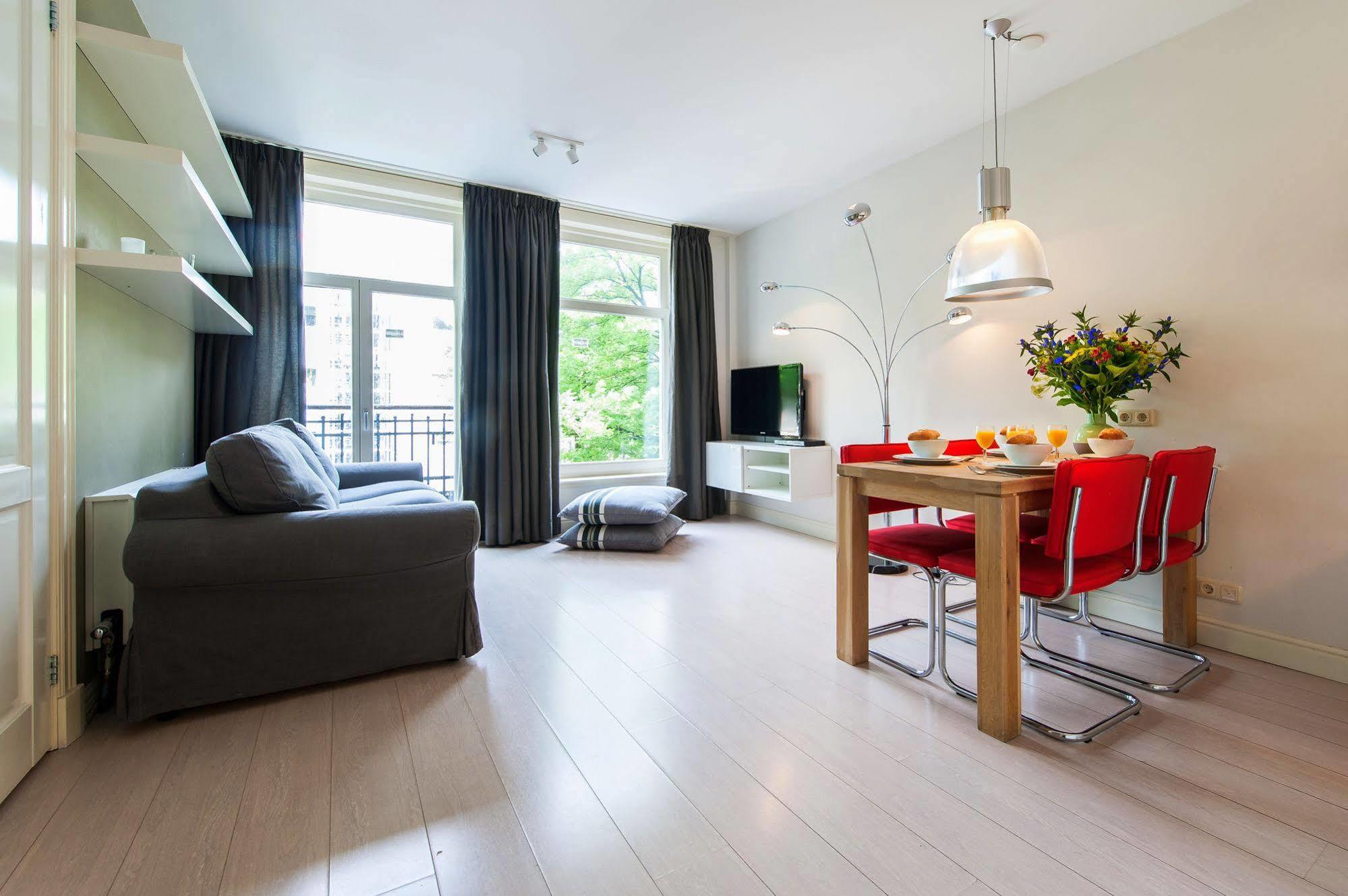 Appartement Short Group Dapper Market Serviced
