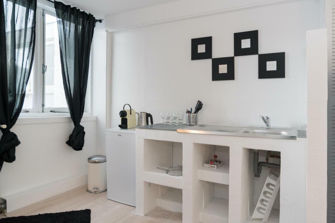 White & Black Studio *
