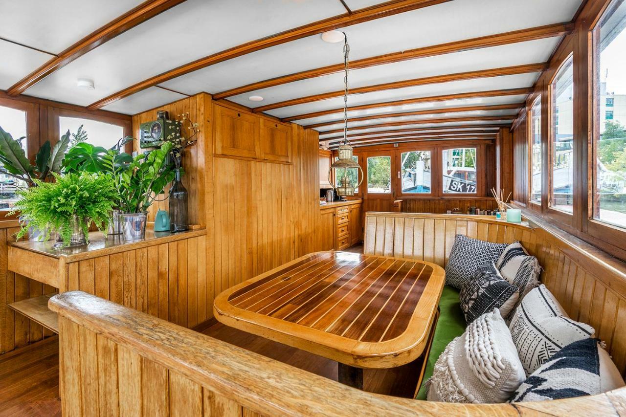 Asile Flottant Bateau-hôtel *