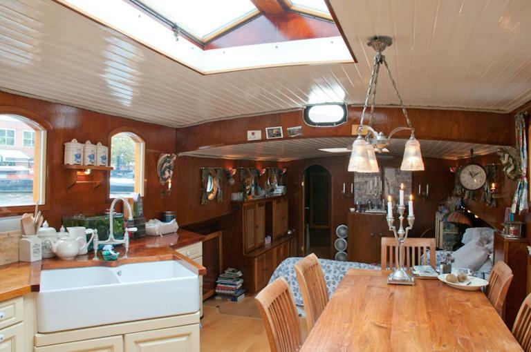 Art Nouveau Houseboat, In Hart Of The City Center