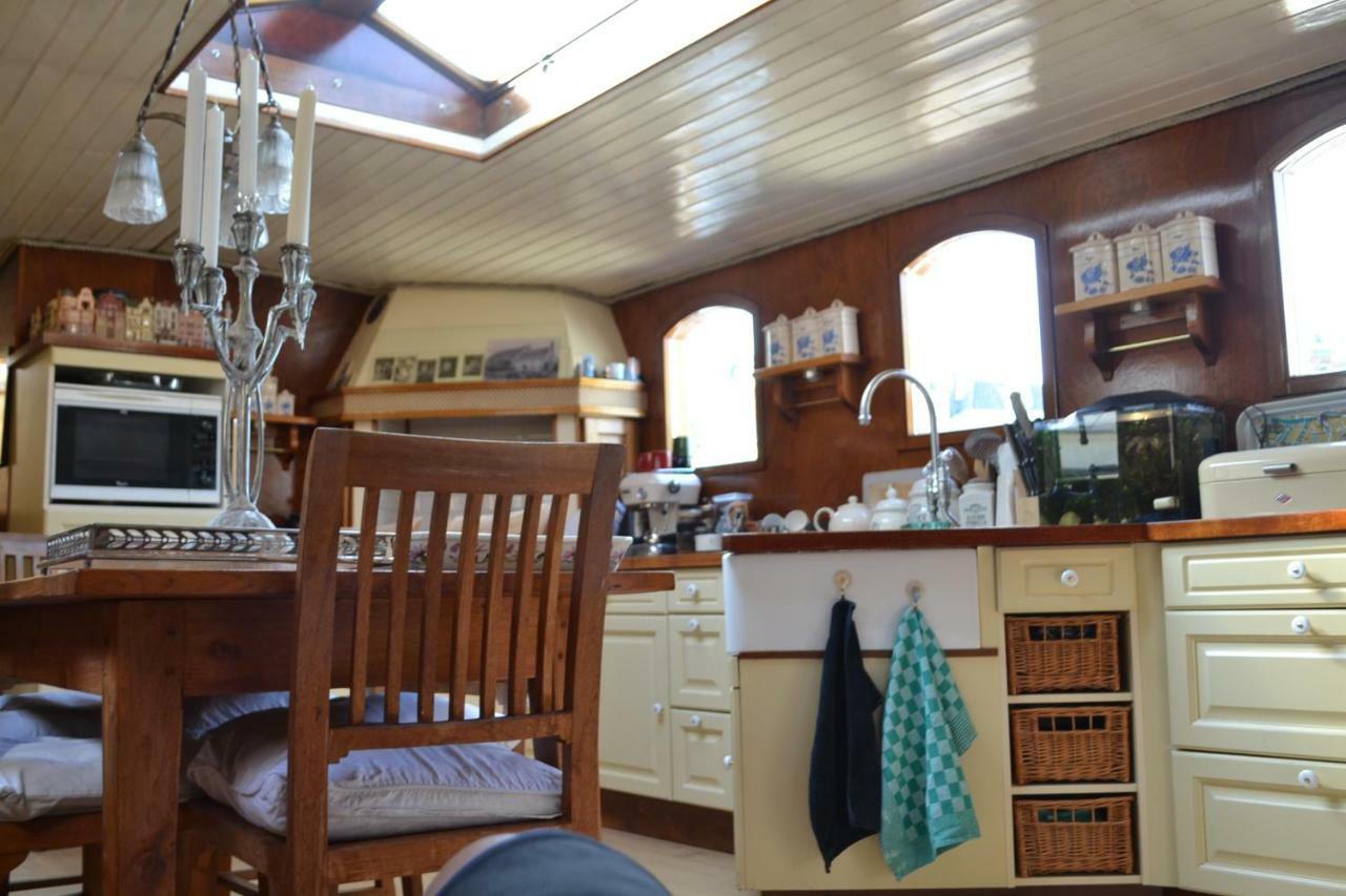 Art Nouveau Houseboat, In Hart Of The City Center Appartement Amsterdam