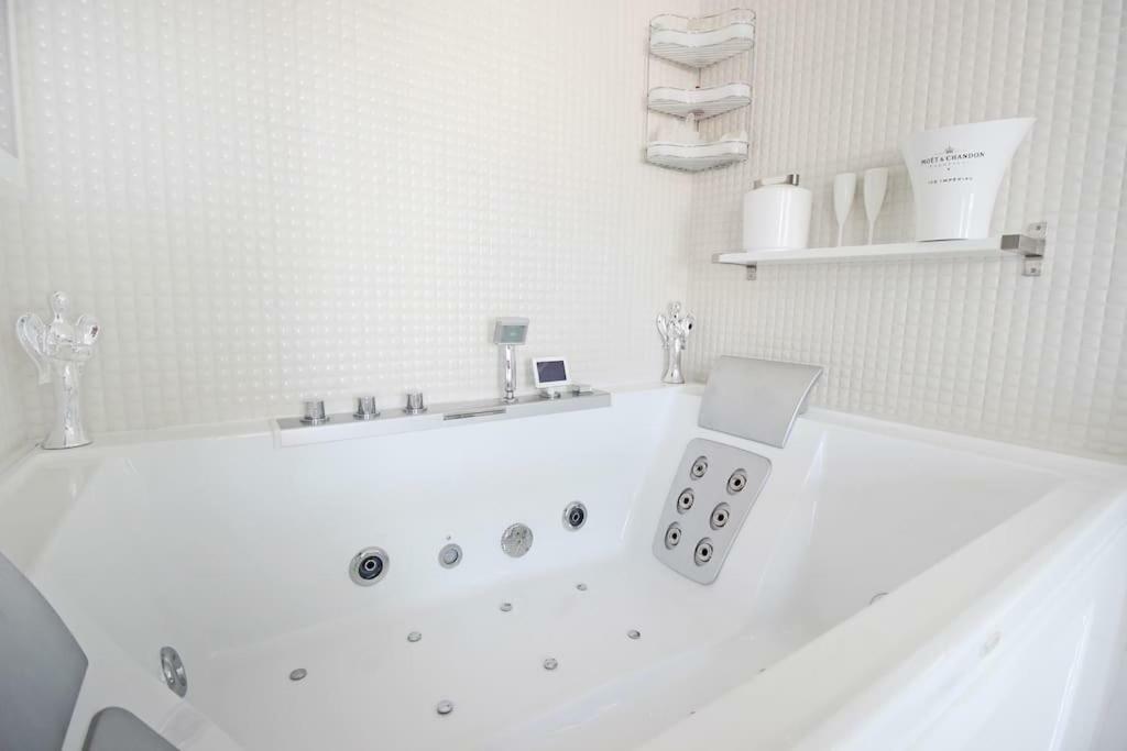 White Luxury Penthouse In Centre Appartement *