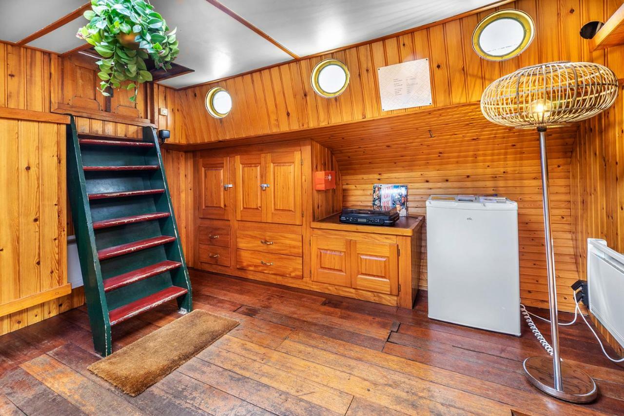 Asile Flottant Bateau-hôtel *