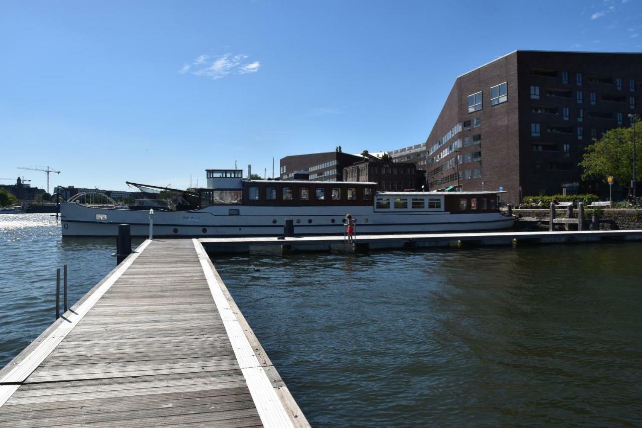 Houseboat Ms Rhy Blitz Botel Amsterdam