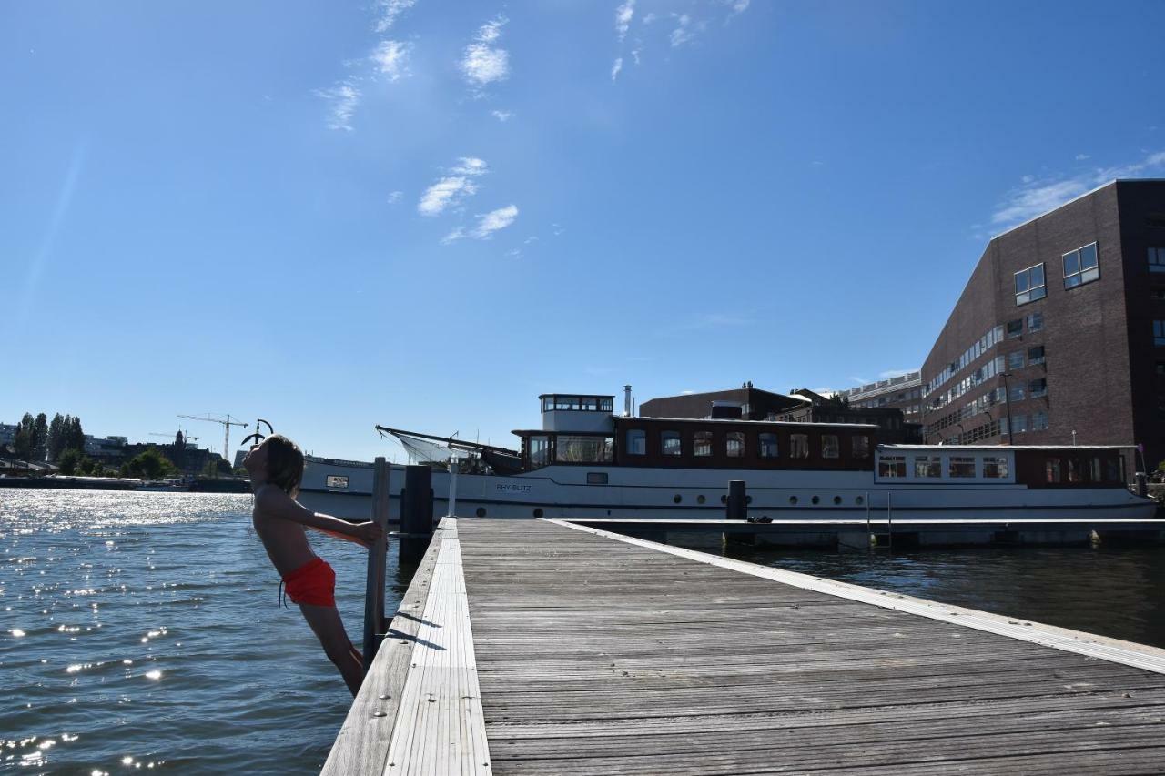 Botel Houseboat Ms Rhy Blitz *