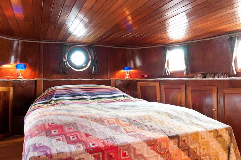 Art Nouveau Houseboat, In Hart Of The City Center * Amsterdam