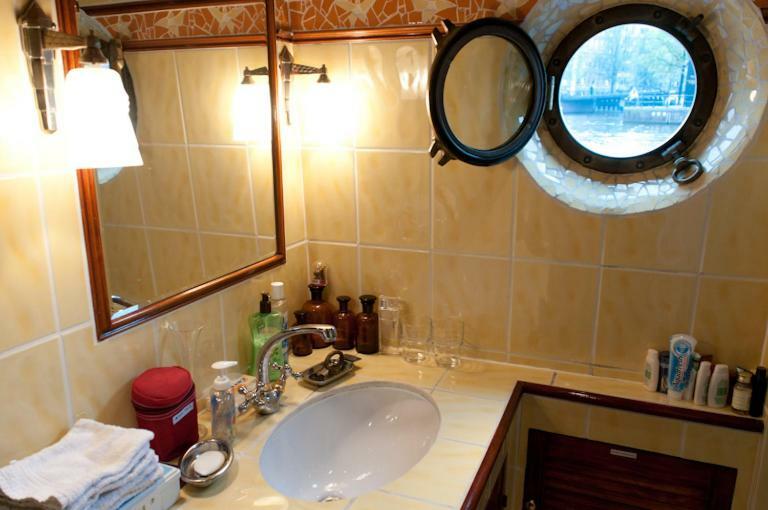 Appartement Art Nouveau Houseboat, In Hart Of The City Center Amsterdam