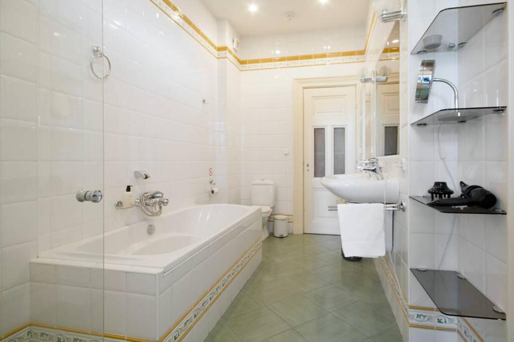 2 Bedroom 2 Bathroom Canal *