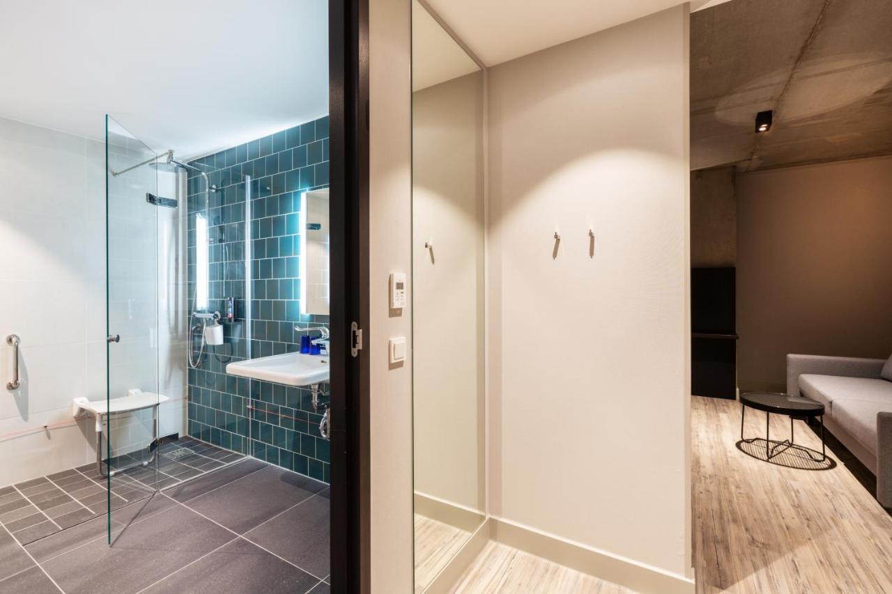 - The Niu, Fender Hotel 4*