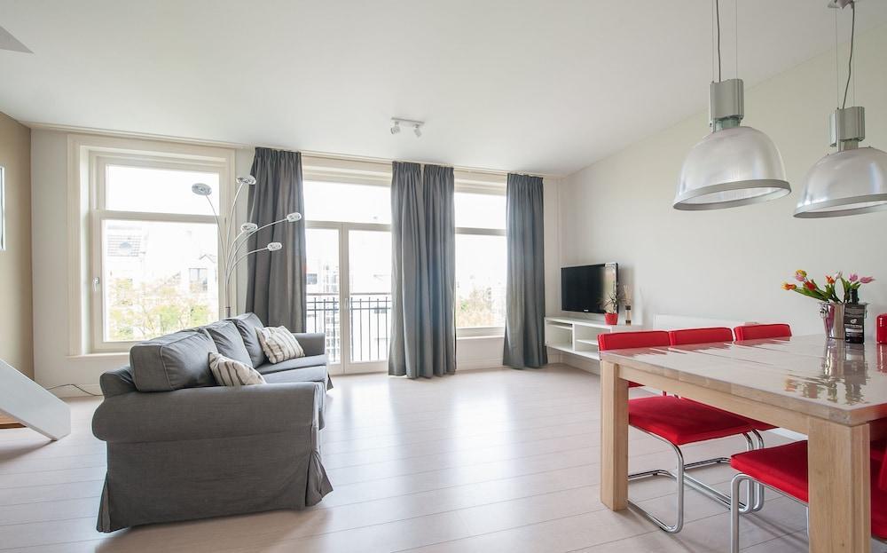 Short Group Dapper Market Serviced Appartement