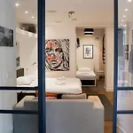 Spui apartment in center
