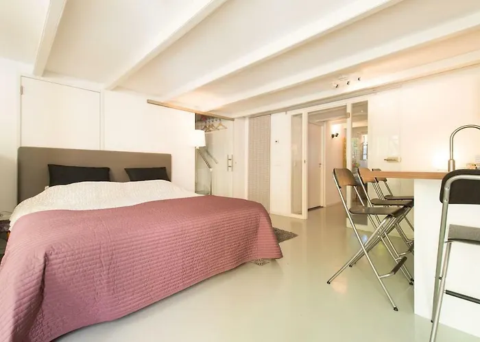 Quiet apartment for 4 at park in center
