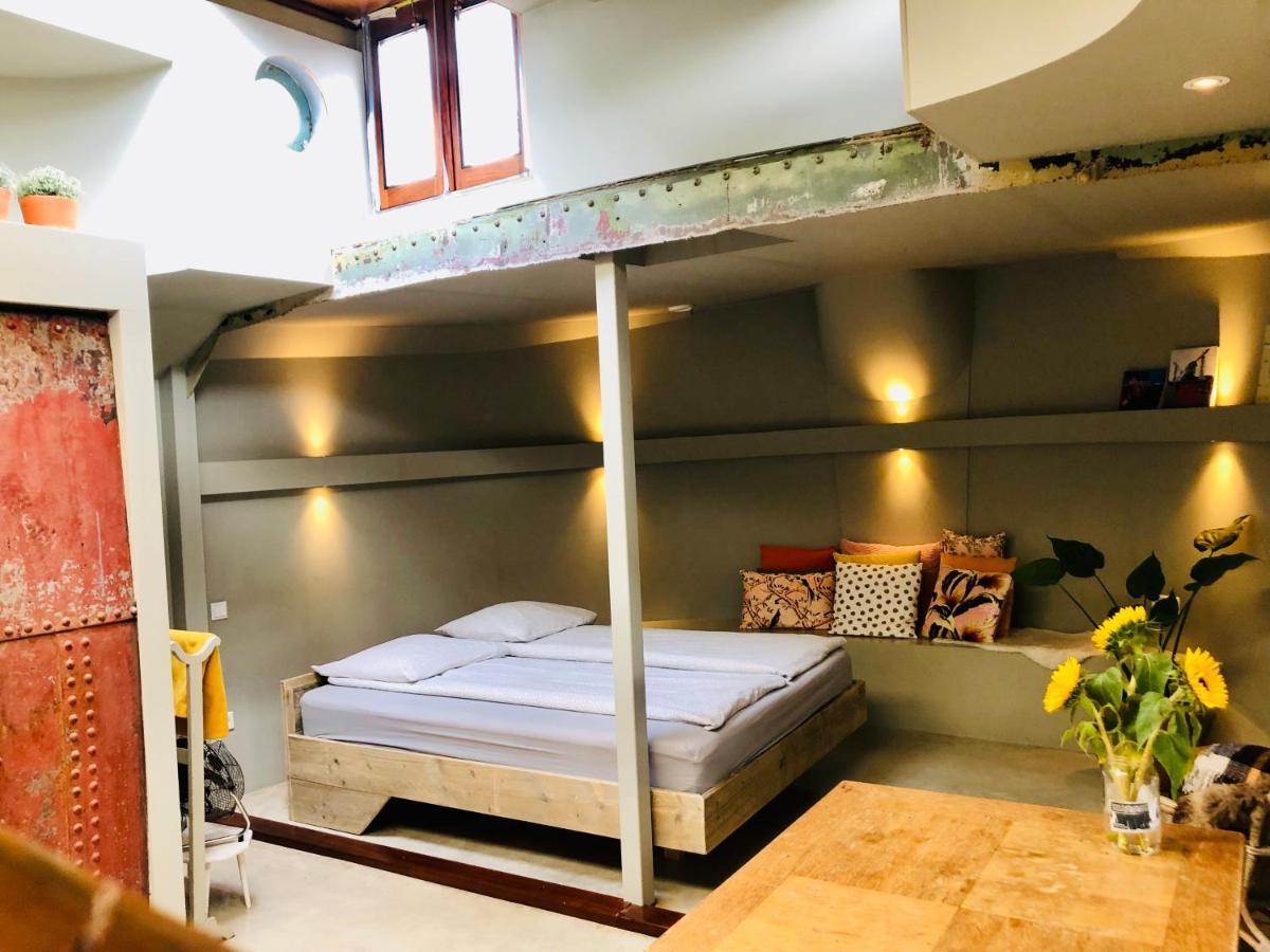 Houseboat Tante Piet Amsterdam