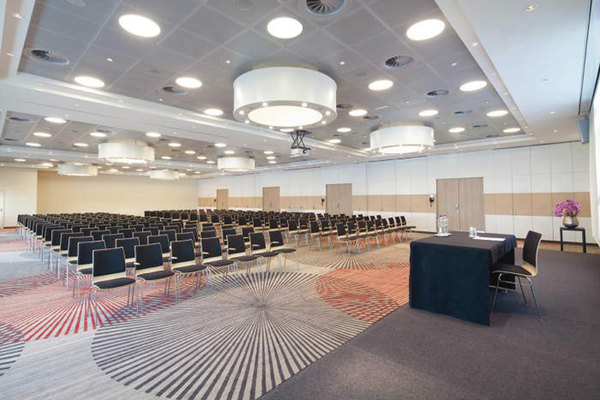 Hotel Moevenpick Centre 4*