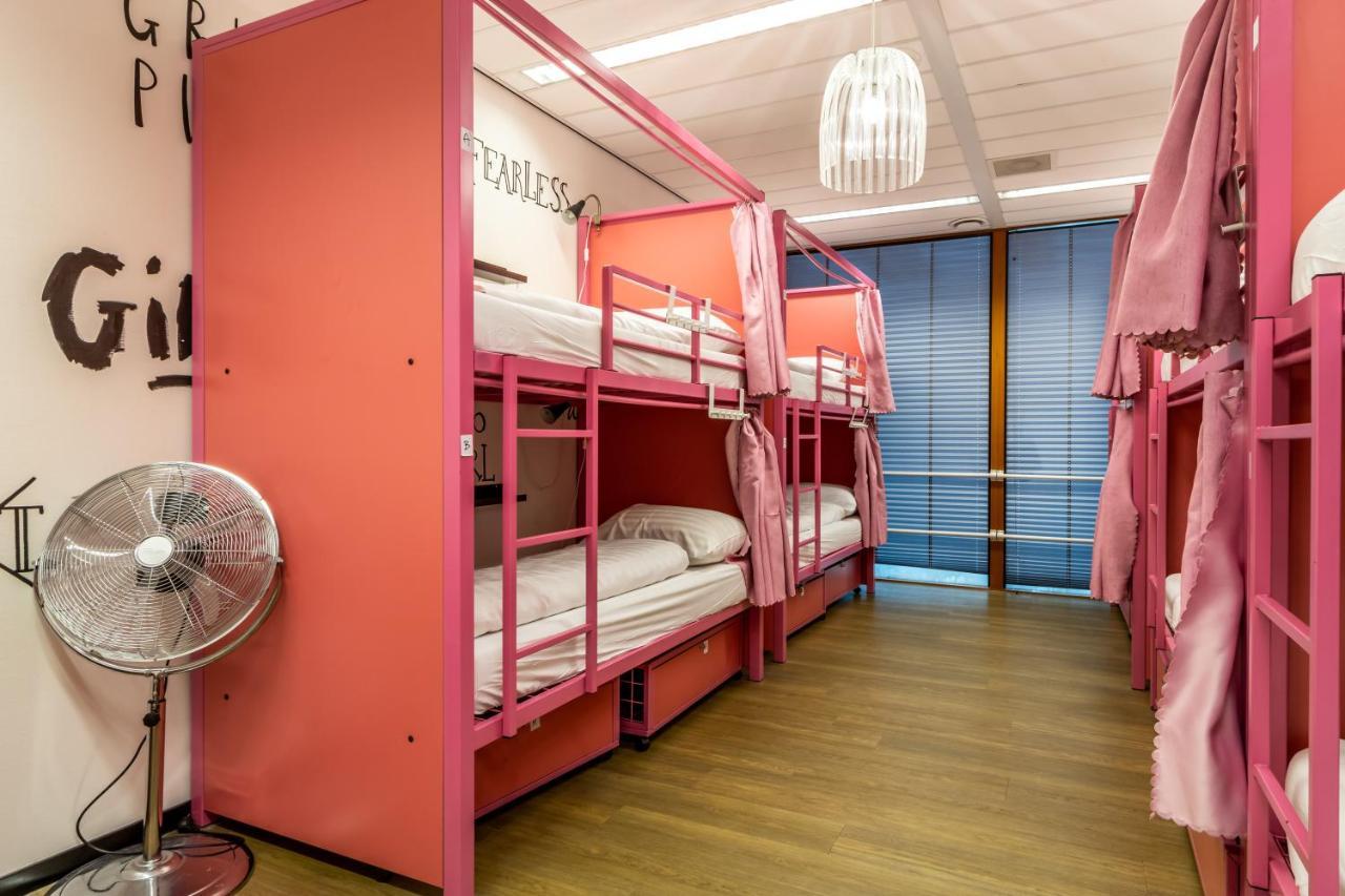 Hostelle - Women Only