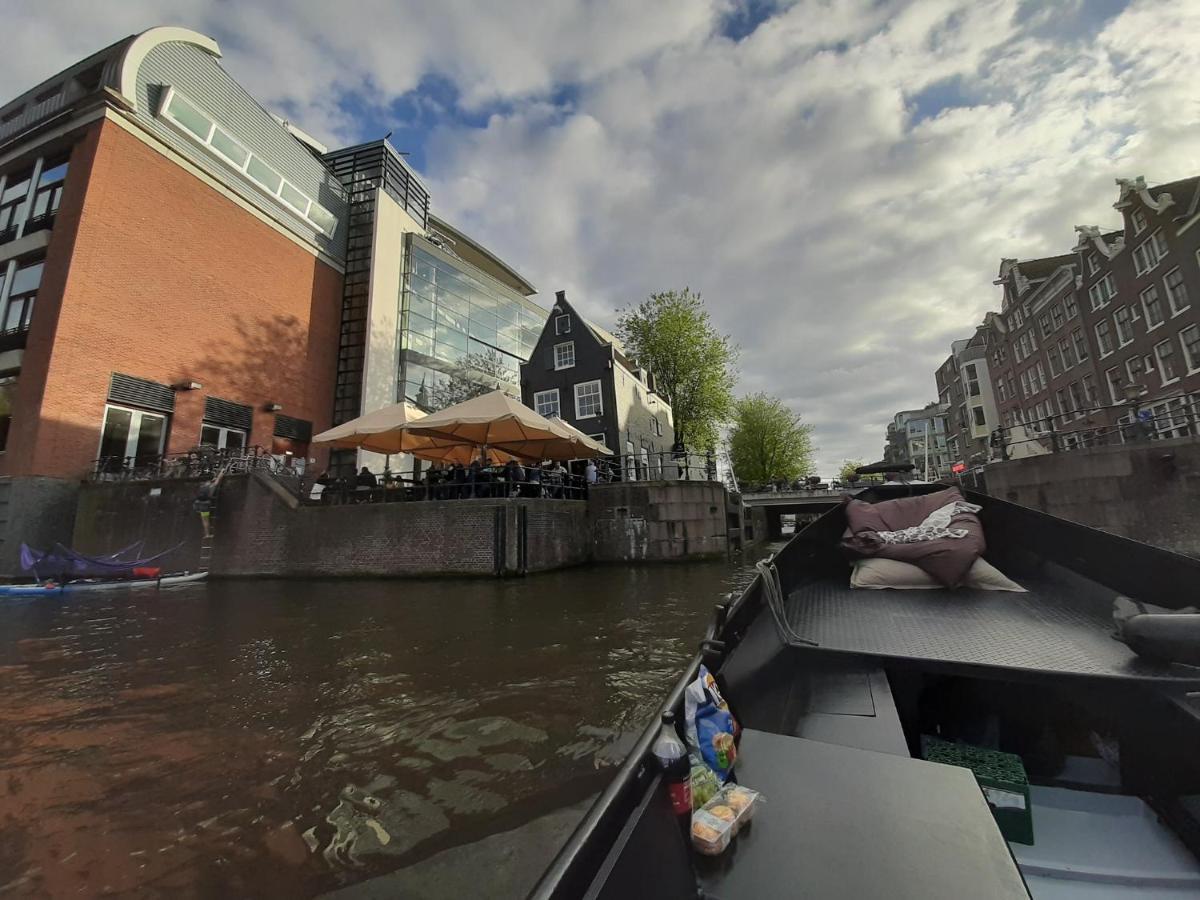Wheelhouse Euphrate Houseboat Couette-café Diemerbrug