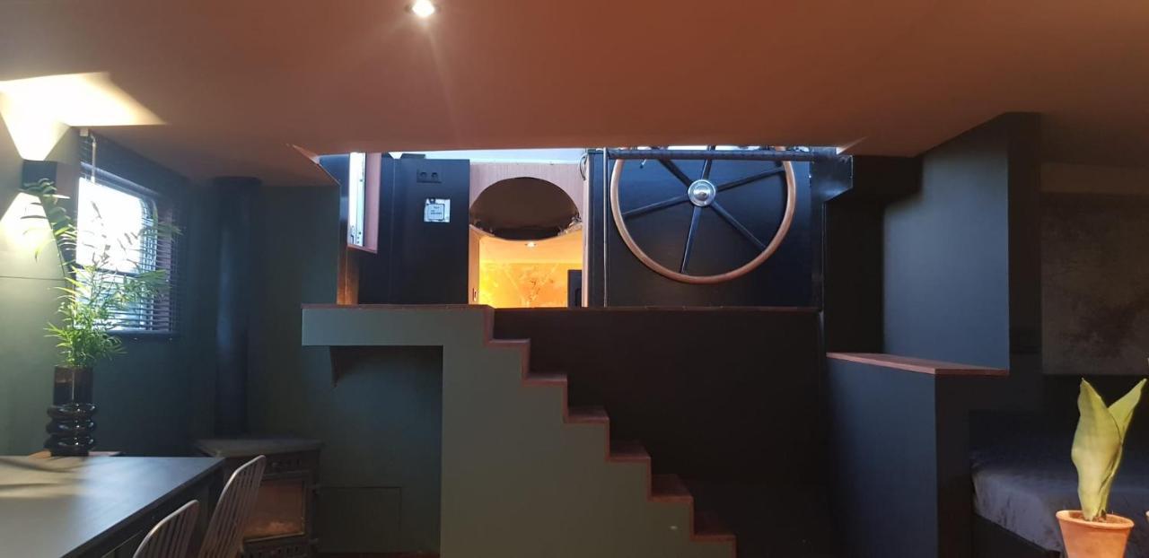 Couette-café Wheelhouse Euphrate Houseboat *