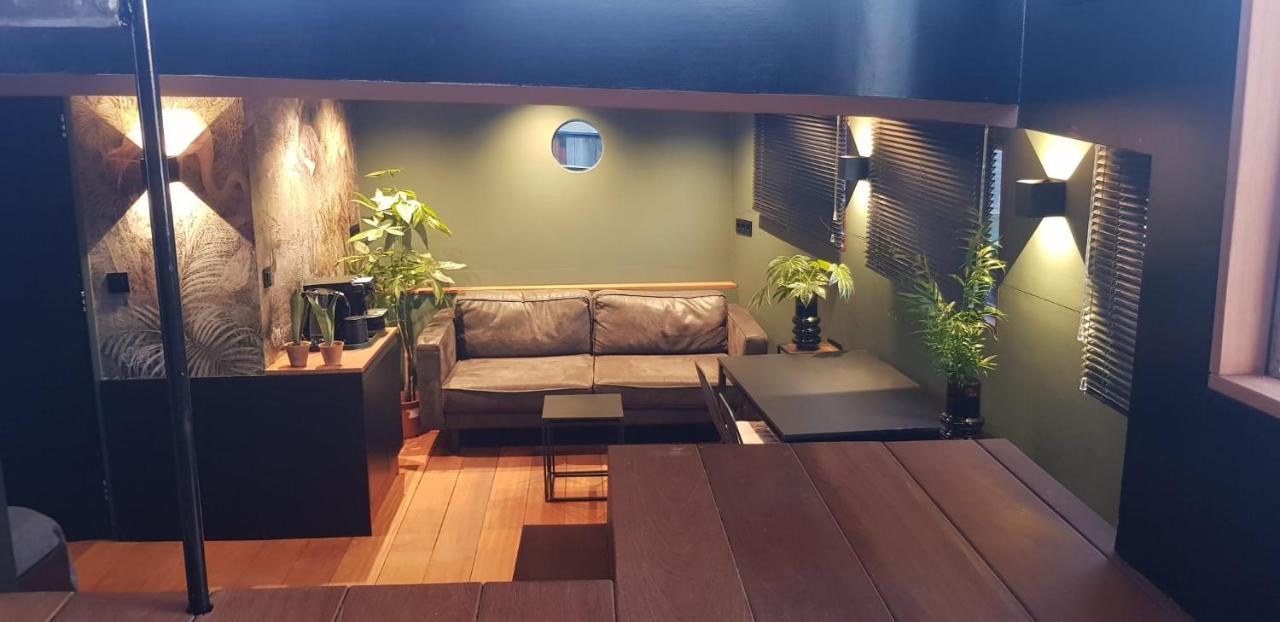 Wheelhouse Euphrate Houseboat Couette-café Diemerbrug
