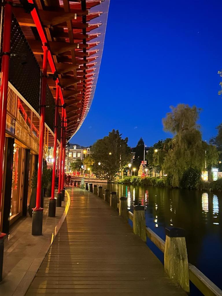 Wheelhouse Euphrate Houseboat Couette-café Diemerbrug