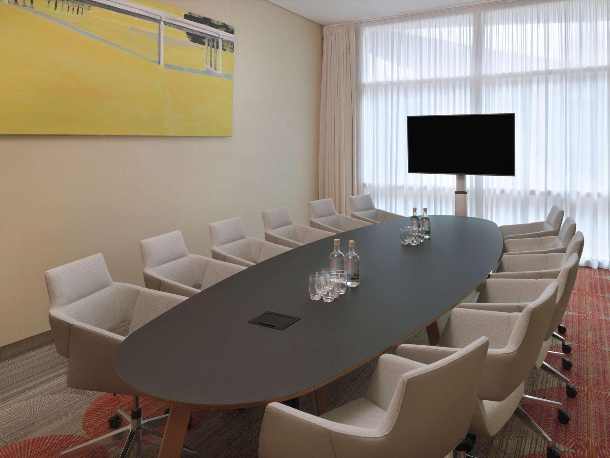 Hotel Moevenpick Centre 4*